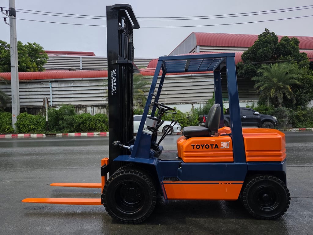 รถโฟล์คลิฟท์มือสอง TOYOTA 5FD28 รถโฟล์คลิฟท์มือสอง TOYOTA 5FD28