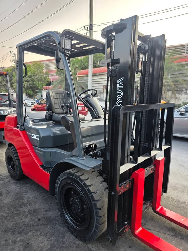 รถโฟล์คลิฟท์มือสอง TOYOTA 8FD30V30 MT รถโฟล์คลิฟท์มือสอง TOYOTA 8FD30V30 MT