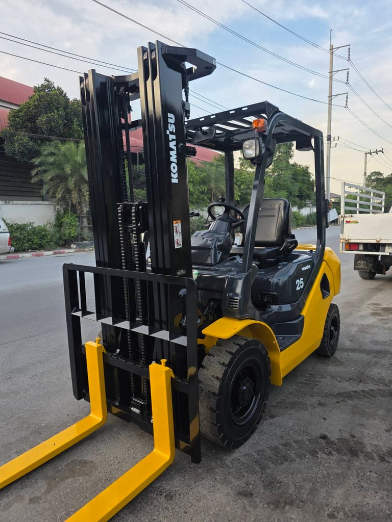 รถโฟล์คลิฟท์มือสอง KOMATSU FD25T-17 เสา 5 เมตร รถโฟล์คลิฟท์มือสอง KOMATSU FD25T-17 เสา 5 เมตร