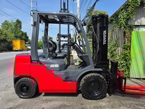 รถโฟล์คลิฟท์มือสอง TOYOTA 8FD25 AT With Hinge Fork and Side Shift