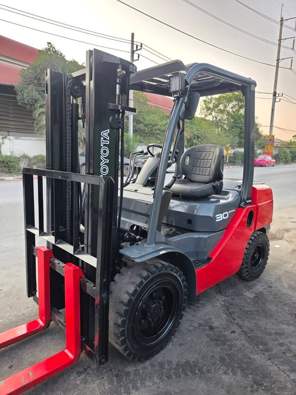 รถโฟล์คลิฟท์มือสอง TOYOTA 8FD30V30 MT รถโฟล์คลิฟท์มือสอง TOYOTA 8FD30V30 MT