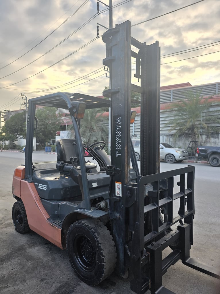 รถโฟล์คลิฟท์มือสอง TOYOTA 8FD25V40 MT รถโฟล์คลิฟท์มือสอง TOYOTA 8FD25V40 MT