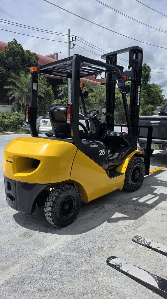 รถโฟล์คลิฟท์มือสอง KOMATSU FD25T-17 รถโฟล์คลิฟท์มือสอง KOMATSU FD25T-17