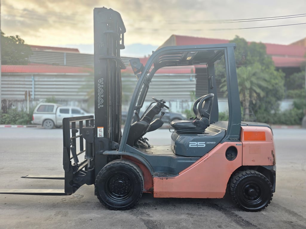 รถโฟล์คลิฟท์มือสอง TOYOTA 8FD25V40 MT รถโฟล์คลิฟท์มือสอง TOYOTA 8FD25V40 MT