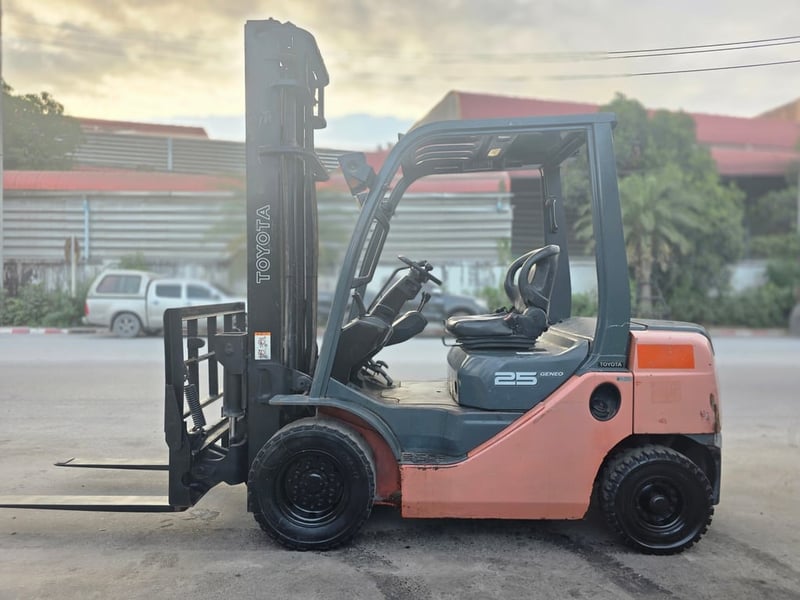 รถโฟล์คลิฟท์มือสอง TOYOTA 8FD25V40 MT