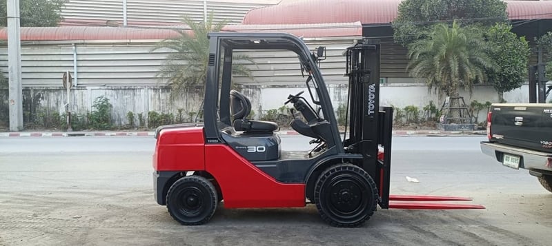 รถโฟล์คลิฟท์มือสอง TOYOTA 8FD30V30 MT รถโฟล์คลิฟท์มือสอง TOYOTA 8FD30V30 MT