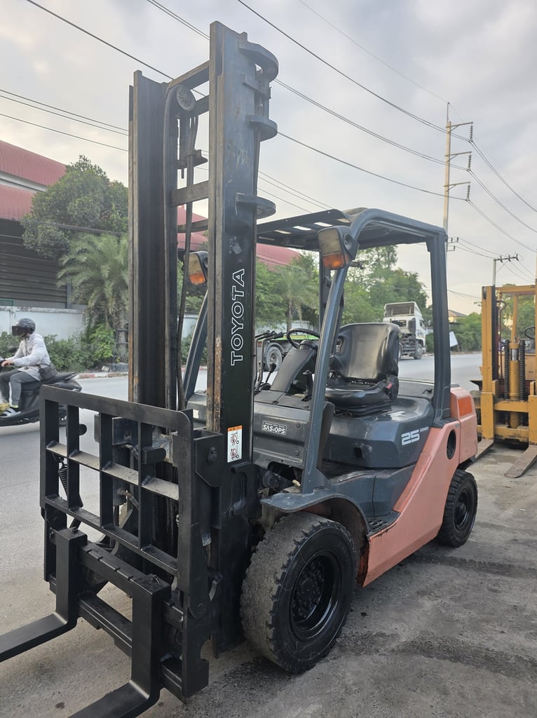 รถโฟล์คลิฟท์มือสอง TOYOTA 8FD25V40 MT รถโฟล์คลิฟท์มือสอง TOYOTA 8FD25V40 MT