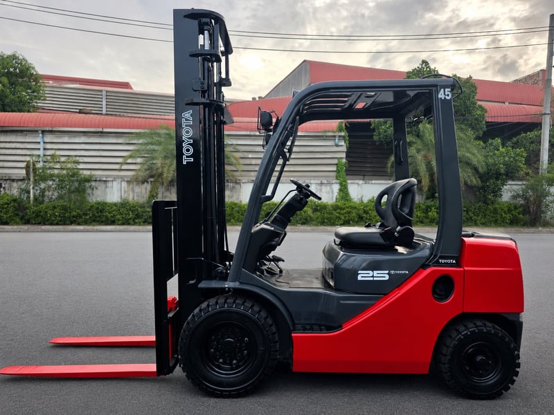 รถโฟล์คลิฟท์มือสอง TOYOTA 8FD25V40 AT
