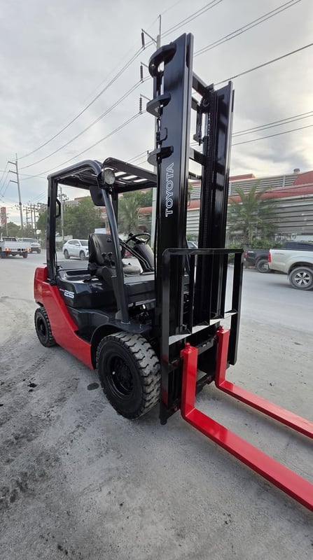 รถโฟล์คลิฟท์มือสอง TOYOTA 8FD25 รถโฟล์คลิฟท์มือสอง TOYOTA 8FD25