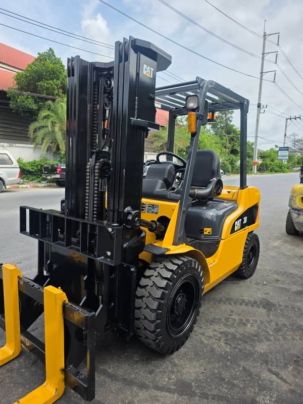 รถโฟล์คลิฟท์มือสอง CATERPILLAR DP30NT Hinge Fork รถโฟล์คลิฟท์มือสอง CATERPILLAR DP30NT Hinge Fork