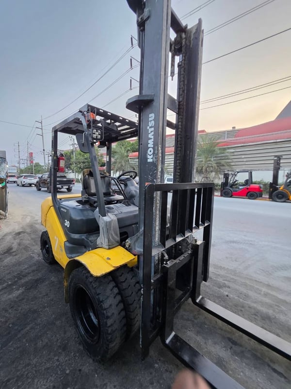 รถโฟล์คลิฟท์มือสอง KOMATSU FD30T-17 Dual Front Wheel รถโฟล์คลิฟท์มือสอง KOMATSU FD30T-17 Dual Front Wheel