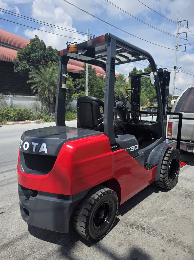รถโฟล์คลิฟท์มือสอง TOYOTA 8FD30 รถโฟล์คลิฟท์มือสอง TOYOTA 8FD30