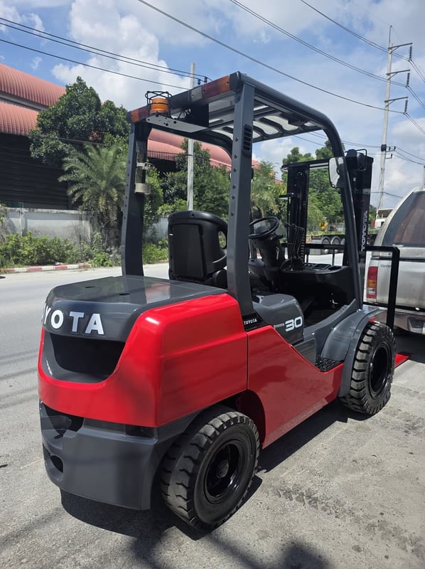 รถโฟล์คลิฟท์มือสอง TOYOTA 8FD30 รถโฟล์คลิฟท์มือสอง TOYOTA 8FD30