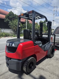 รถโฟล์คลิฟท์มือสอง TOYOTA 8FD30 รถโฟล์คลิฟท์มือสอง TOYOTA 8FD30