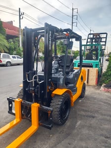 รถโฟล์คลิฟท์มือสอง KOMATSU FD30T-17 Hinge Fork รถโฟล์คลิฟท์มือสอง KOMATSU FD30T-17 Hinge Fork