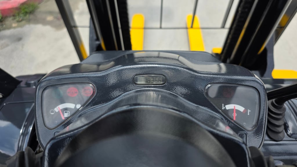 รถโฟล์คลิฟท์มือสอง KOMATSU FD25T-17 รถโฟล์คลิฟท์มือสอง KOMATSU FD25T-17