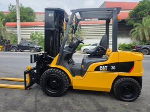 รถโฟล์คลิฟท์มือสอง CATERPILLAR DP30NT Hinge Fork รถโฟล์คลิฟท์มือสอง CATERPILLAR DP30NT Hinge Fork