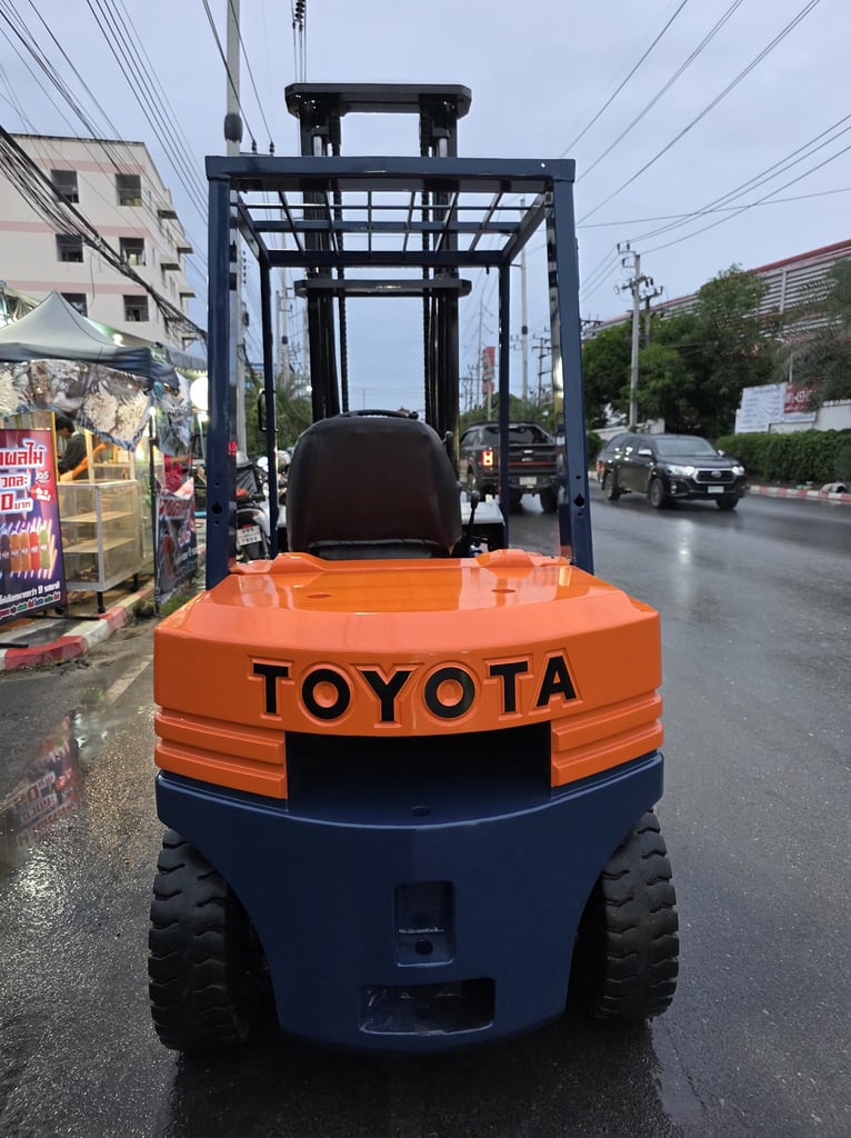 รถโฟล์คลิฟท์มือสอง TOYOTA 5FD28 รถโฟล์คลิฟท์มือสอง TOYOTA 5FD28