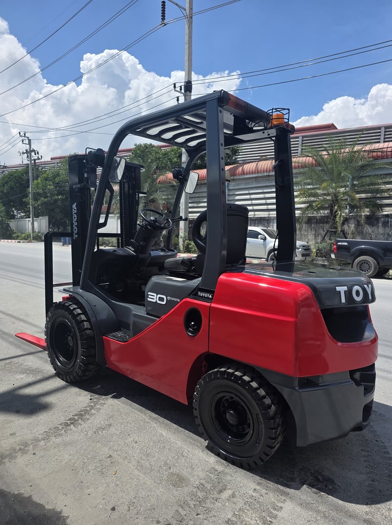 รถโฟล์คลิฟท์มือสอง TOYOTA 8FD30 รถโฟล์คลิฟท์มือสอง TOYOTA 8FD30