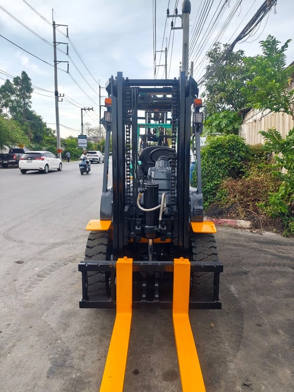 รถโฟล์คลิฟท์มือสอง KOMATSU FD30T-17 Hinge Fork รถโฟล์คลิฟท์มือสอง KOMATSU FD30T-17 Hinge Fork