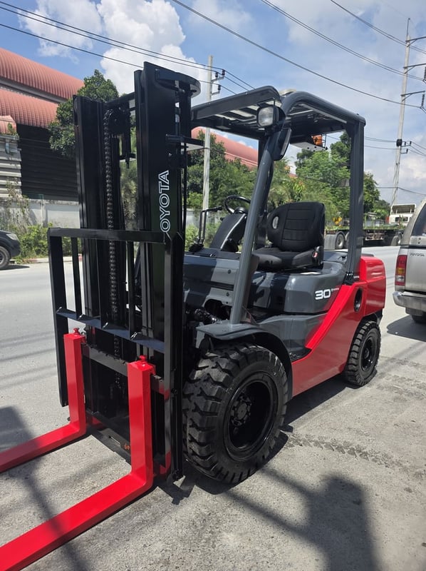 รถโฟล์คลิฟท์มือสอง TOYOTA 8FD30 รถโฟล์คลิฟท์มือสอง TOYOTA 8FD30
