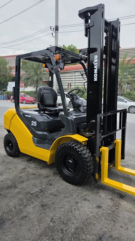 รถโฟล์คลิฟท์มือสอง KOMATSU FD25T-17 รถโฟล์คลิฟท์มือสอง KOMATSU FD25T-17