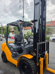 รถโฟล์คลิฟท์มือสอง KOMATSU FD30C-17 รถโฟล์คลิฟท์มือสอง KOMATSU FD30C-17