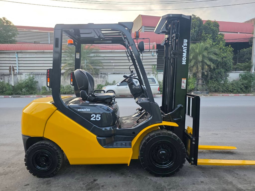 รถโฟล์คลิฟท์มือสอง KOMATSU FD25T-17 เสา 5 เมตร รถโฟล์คลิฟท์มือสอง KOMATSU FD25T-17 เสา 5 เมตร