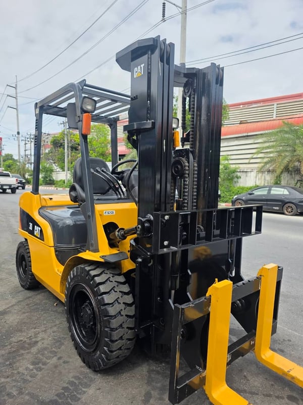 รถโฟล์คลิฟท์มือสอง CATERPILLAR DP30NT Hinge Fork รถโฟล์คลิฟท์มือสอง CATERPILLAR DP30NT Hinge Fork