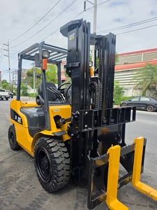 รถโฟล์คลิฟท์มือสอง CATERPILLAR DP30NT Hinge Fork รถโฟล์คลิฟท์มือสอง CATERPILLAR DP30NT Hinge Fork