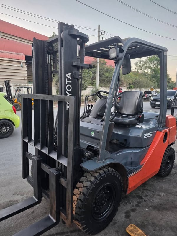 รถโฟล์คลิฟท์มือสอง TOYOTA 8FD25V30 MT