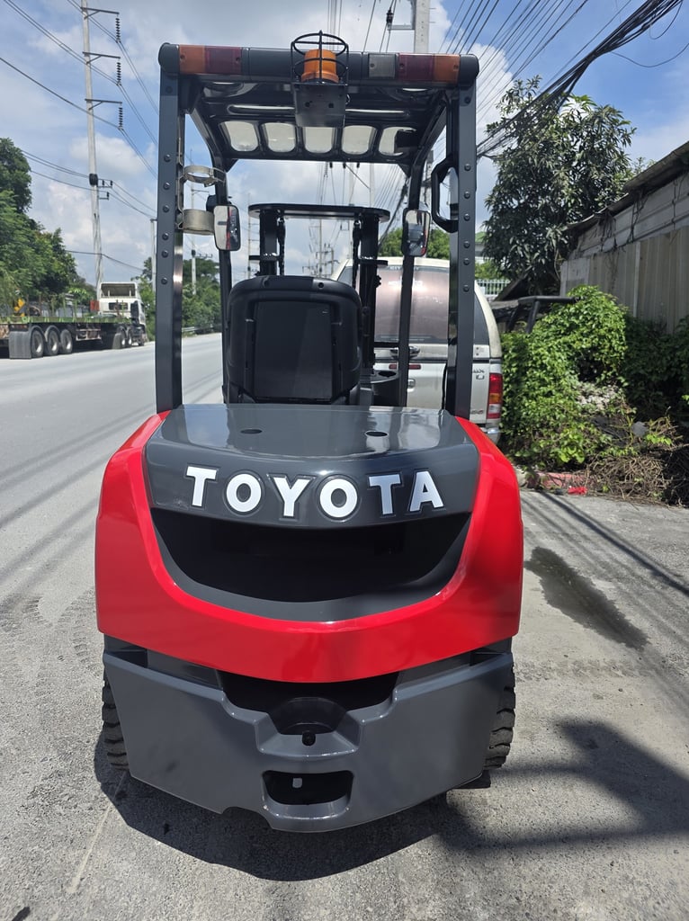 รถโฟล์คลิฟท์มือสอง TOYOTA 8FD30 รถโฟล์คลิฟท์มือสอง TOYOTA 8FD30
