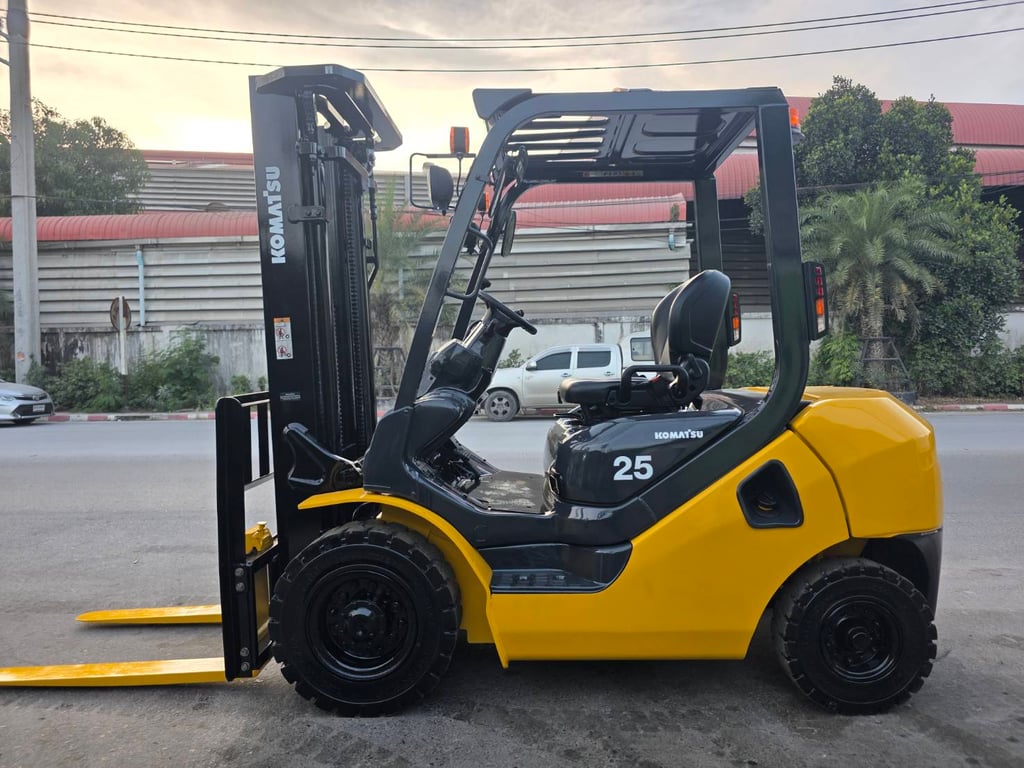 รถโฟล์คลิฟท์มือสอง KOMATSU FD25T-17 เสา 5 เมตร รถโฟล์คลิฟท์มือสอง KOMATSU FD25T-17 เสา 5 เมตร