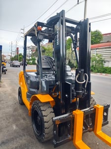 รถโฟล์คลิฟท์มือสอง KOMATSU FD30T-17 Hinge Fork รถโฟล์คลิฟท์มือสอง KOMATSU FD30T-17 Hinge Fork