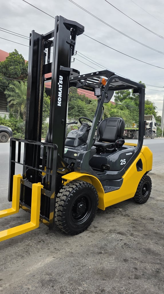 รถโฟล์คลิฟท์มือสอง KOMATSU FD25T-17 รถโฟล์คลิฟท์มือสอง KOMATSU FD25T-17
