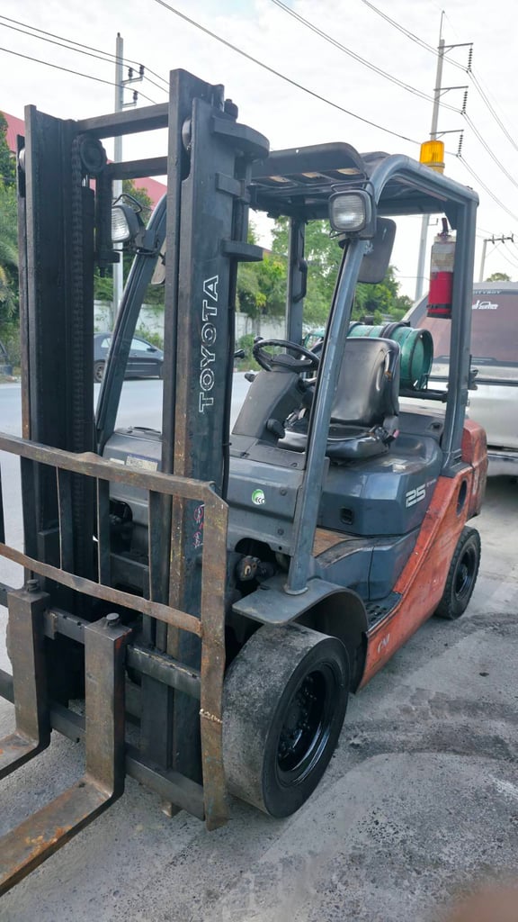 รถโฟล์คลิฟท์มือสอง TOYOTA 8FG25 รถโฟล์คลิฟท์มือสอง TOYOTA 8FG25
