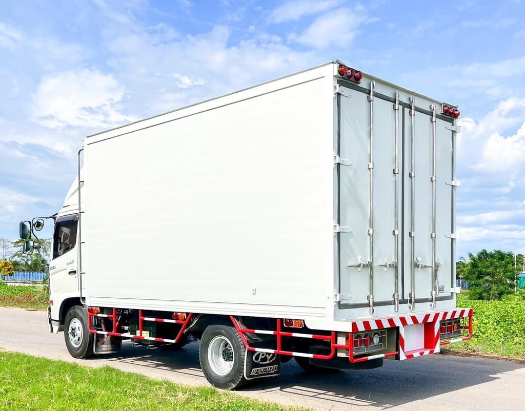 HINO FC 175แรงม้า รถบรรทุก 6ล้อ ตู้เย็น ปี2017