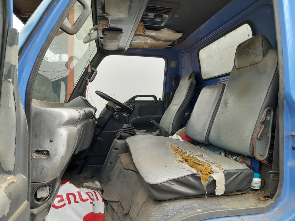 ISUZU NPR 130แรงม้า รถบรรทุก 6ล้อ ตู้แห้ง ปี2004