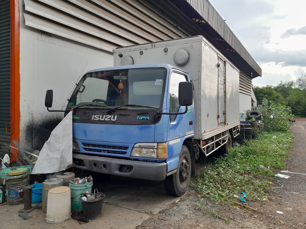 ISUZU NPR 130แรงม้า รถบรรทุก 6ล้อ ตู้แห้ง ปี2004