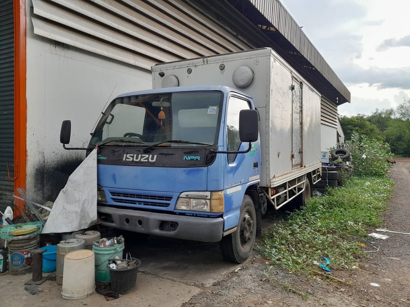 ISUZU NPR 130แรงม้า รถบรรทุก 6ล้อ ตู้แห้ง ปี2004