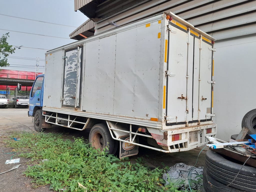ISUZU NPR 130แรงม้า รถบรรทุก 6ล้อ ตู้แห้ง ปี2004