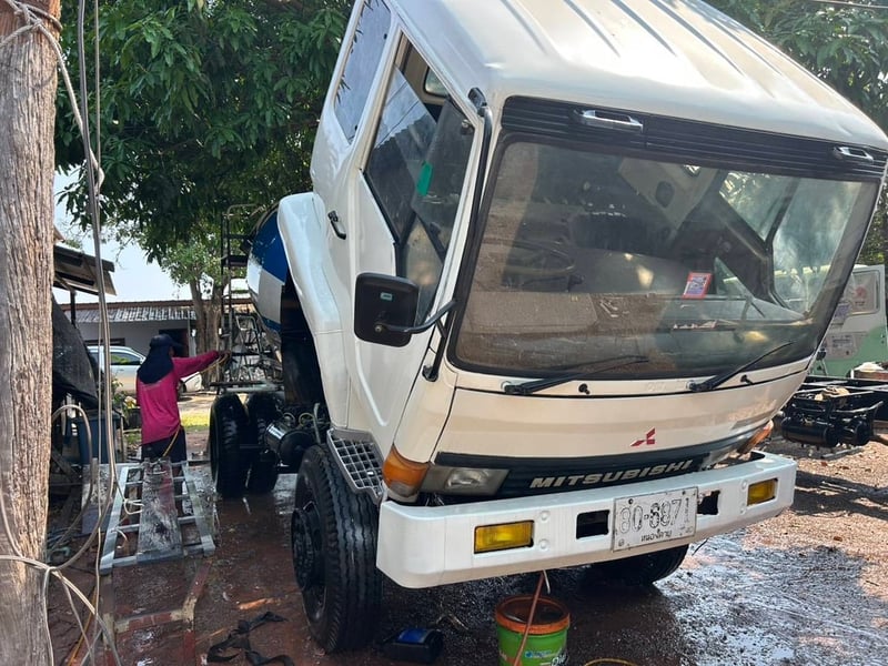 รถ 6 ล้อ Mitsubishi โม่ปูน 4 คิว