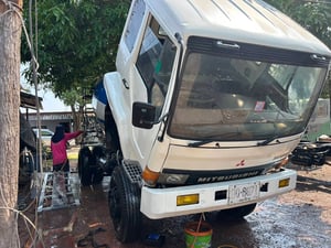 รถ 6 ล้อ Mitsubishi โม่ปูน 4 คิว