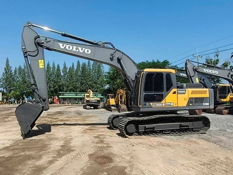 ไมล์ ชม 18❗️Ec200D เป็นรถโชว์ที่ศูนย์  ยังไม่ได้เคยใช้งาน