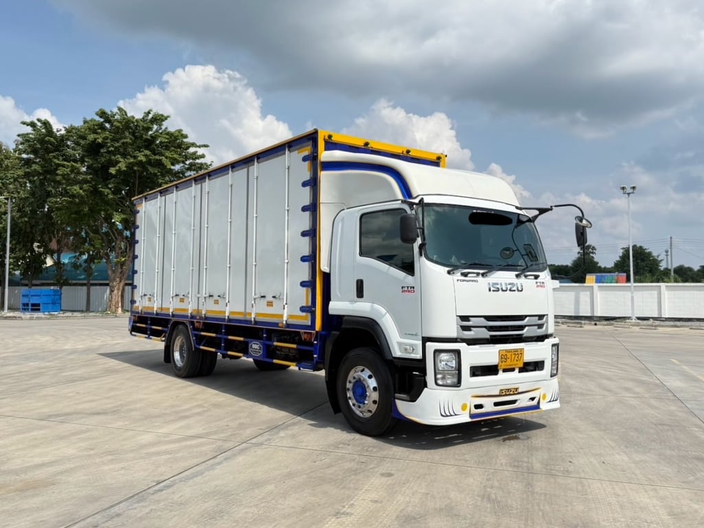 ISUZU  FTR 240 MT ตู้แห้งตู้ 10 บาน  ยาวใน 7.55 เมตร