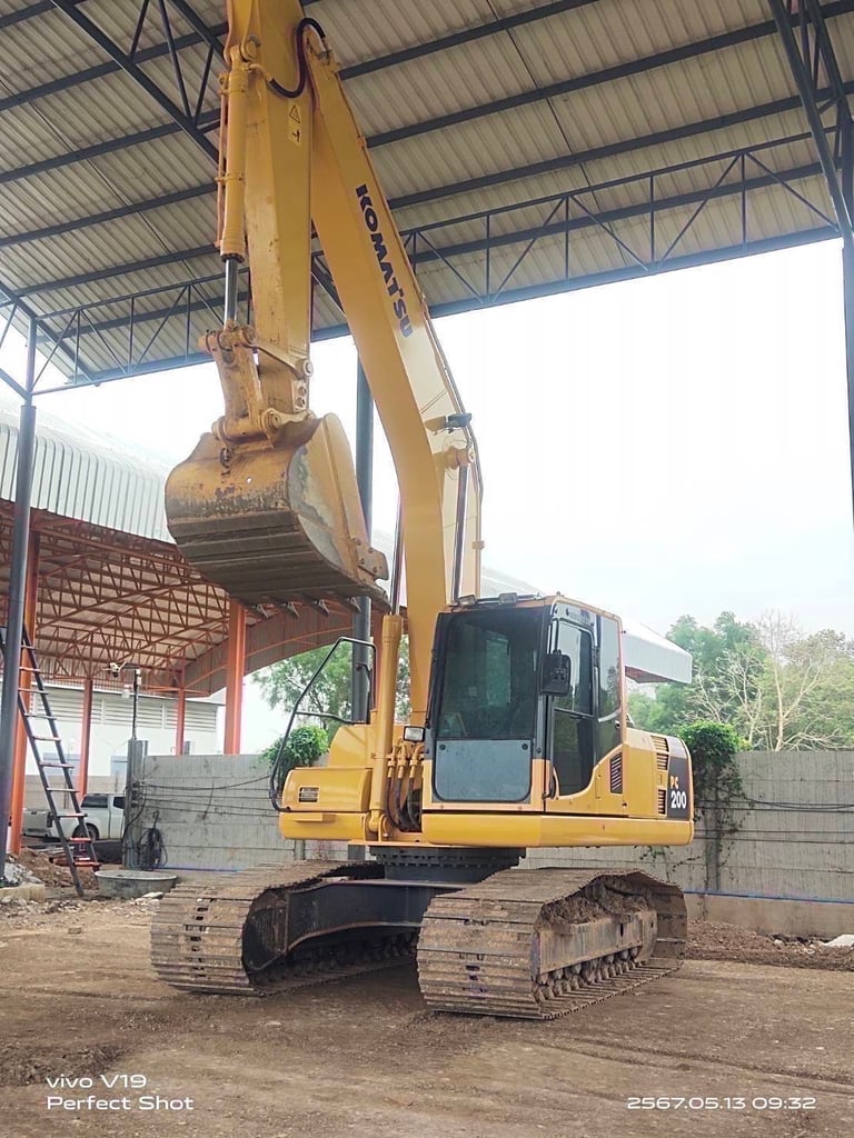 PC 200 -8 MO กล้องหลัง เล่มทะเบียน ไมล์ ชม 8,000