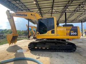 PC200-8MO จอเหลือง กล้องหลัง