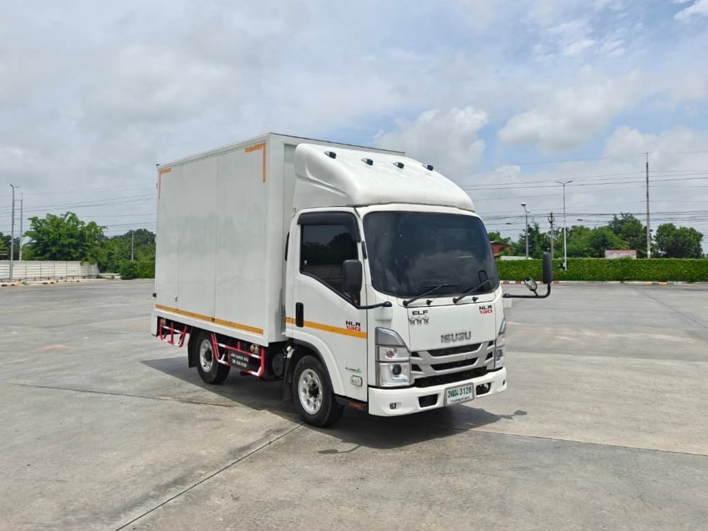 4ล้อ NEW NLR 130 ตู้เเห้ง 2 บาน 4ล้อ NEW NLR 130 ตู้เเห้ง 2 บาน