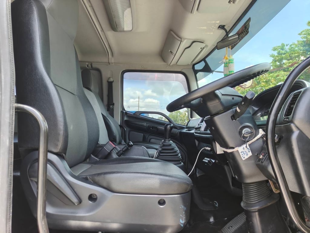 HINO  FG8J 240 ติดเครน 5 ตัน