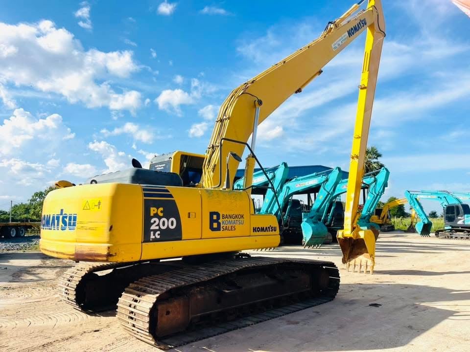Komatsu PC200LC-8MO บูมยาว18 เมตร จอเหลือง รถ? Komatsu PC200LC-8MO บูมยาว18 เมตร จอเหลือง รถ?